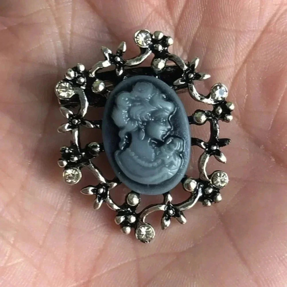 Victorian Cameo Lady Portrait Pin Brooch Antique Style J NWT - Picture 1 of 4